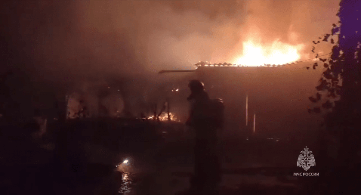 Fire at oil depot in Rostov region spreads to residential buildings ...