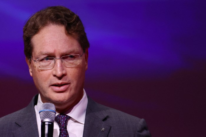 Mercedes-Benz CEO Says Carmaker Is Willing to Enter Defense Production ...