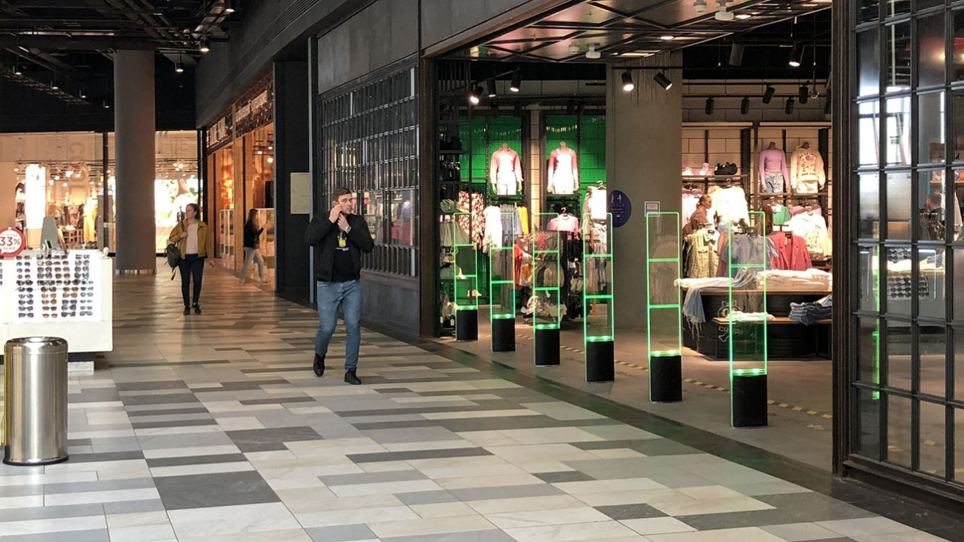 Russian Retailers Close Stores Amidst Consumer Austerity